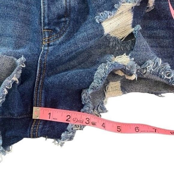 Fashion Nova size 13/31 cut off distressed jean shorts - Picture 8 of 8